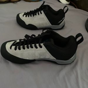 Five Ten 5.10 Gray/Black Guide Tennie Size 6.5